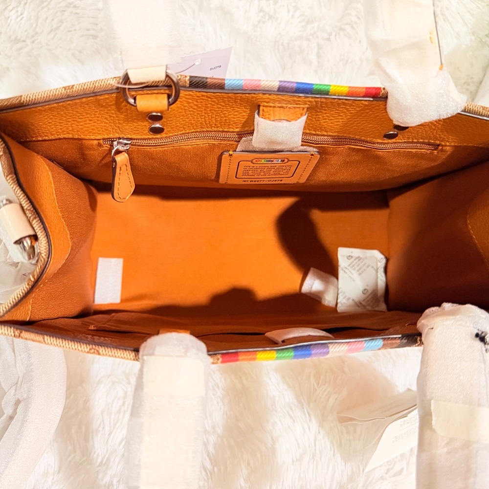 COACH DEMPSEY TOTE 22
IN SIGNATURE JACQUARD WITH RAINBOW STRIPE + LG WRISTLET - Picture 7 of 9